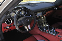 速度計とタコメーターの間にシフトタイミングを伝える7つのLEDが配される。左から4つが白、次がイエローで、最後の2つが赤。1速、2速だと7番目の赤まであっという間にともってしまう。
