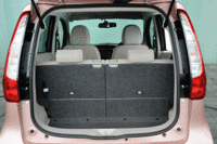 後席は5：5の分割可倒式で、前後スライド機構も備わる。（写真をクリックするとシートアレンジが見られます）
    