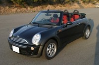 ボディカラーは、MINIクーパーコンバーチブル専用色「ホットオレンジ」「クールブルー」と、ソリッドカラー3色、メタリック7色の計12色。「MINIクーパーS コンバーチブル」はこれに加え、「ハイパーブルー」「ダークシルバー」の専用色が用意される。幌は3色で共通。