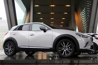 ボディーのスリーサイズは4275×1765×1550mm。ルーフ後端のアンテナ（シャークフィンタイプ）を小さくし、取り付け位置も工夫することによってタワーパーキングに入る1550mmの全高を実現したという。
    