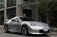 専用の前後バンパーやサイドシルプロテクター、リアウィングなどのおかげで、ノーマルのZとの違いは一目瞭然。