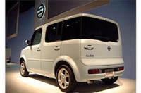 
	サイドビューとこの写真を見比べると、左右非対称であることがわかる。
	 