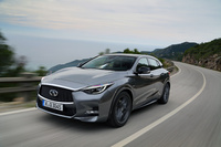 専用デザインの前後バンパーや19インチアルミホイールなどが採用された「スポーツ」。2リッターガソリンターボ車は、このグレードでしか選択できない。