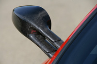 ドアミラーもカーボン製。写真とは直接関係ないが、パワーアップと同時に軽量化を徹底した結果、0-100km/hはF430の4.0秒から3.6秒に、0-1kmは21.6秒から20.9秒に、最高速は315km/hから320km/hに向上している。