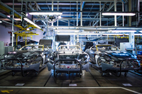 「DB9」のフルモデルチェンジ版ともいえる「DB11」のアルミボディーが並ぶアストンマーティンのゲイドン工場。アンディ・パーマーCEOにも話を伺った。（photo：Aston Martin）