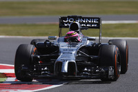 ベテランのバトンは母国イギリスで優勝はおろか表彰台すら記録がない。15回目の挑戦では予選3位と好位置につけたものの結果4位。それでも最後は3位リカルドを追いつめ観客をわかせた。特製のピンクヘルメットは、1月に他界した父ジョンさんにささげたもの。チャリティーも行われ、ピンクのTシャツを着た多くのファンの姿も見られた。（Photo=McLaren）
    