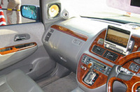 
	フロントスピーカーはAピラーとドア間の三角窓をつぶしてTS-V017Aを設置。ダッシュのモニターはAVX-P7000CDだ。その後方に見えるのがセンタースピーカーのTS-J170A。
	 