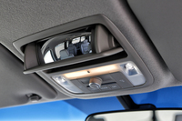 前席の頭上には、2列目、3列目の様子が見られる格納式ミラーが備わる。