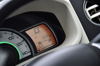 「アルト」も、エネルギーフローがわかるディスプレイ（写真）を装備。ドライバーにエコドライブを促す。