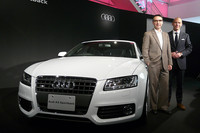 アウディジャパンのドミニク・ベッシュ社長（右）と、発表会に招かれた本国アウディAGデザイナーのセザール・ムンタダ氏（左）。