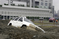 【スペック】
    グランドチェロキー・リミテッドV8（5AT）：全長×全幅×全高＝4615×1860×1710mm/ホイールベース＝2690mm/車重＝1990kg/駆動方式＝4WD/4.7リッターV8SOHC16バルブ（222ps/4600rpm、40.1kgm/3300rpm）/車両本体価格＝495.0万円
    
    