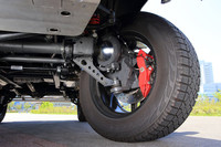 前輪のポータルアクスル機構の様子。ハブの内側にギアボックスが設けられている。この機構の採用により、最低地上高はベースとなった「Gクラス」の2倍に拡大した。