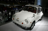 2008年パリモーターショーのスバルブースで。往年の「360」が高みに掲げられた。