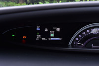 半円形のオプティトロンメーター内には、4.2インチ（TFTカラー）のマルチインフォメーションディスプレイを装備する。