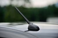 ローダウン仕様の全高は標準仕様に比べて65mmも低い。その内訳は、ルーフパネルが33mm、ルーフアンテナのベース部分が22mm（写真）、サスペンションが10mmという。
    