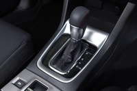 トランスミッションはCVT。普段の変速はシームレスだが、深くスロットルペダルを踏み込むと6段の、「SIドライブ」で「S♯」モードを選ぶと8段のステップ変速制御が行われる。