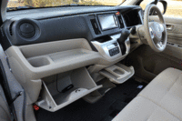 ボックスティッシュが3箱収納可能なグローブボックスと、3通りの使い方ができるスライドセンタートレイ。（写真をクリックすると、トレイのアレンジが見られます）