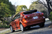 「ギャランフォルティス スポーツバック」は、写真の「SPORT」（1.8リッターエンジン＋CVT）と、「RALLIART」（2リッターターボエンジン＋6段ツインクラッチSST）の2モデル展開。昨秋、同時にマイナーチェンジを受けた4ドアノッチバック版の「ギャランフォルティス」は「EXCEED」「SUPER EXCEED」「RALLIART」の3つの仕様をラインナップする。
    