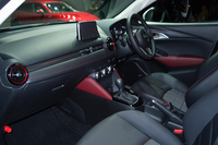 
    中間グレード「XDツーリング」のインテリア。シートは合皮とクロスのコンビタイプとなる。
    