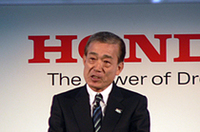 「今回のモデルチェンジで、シビックはコンパクトハッチバックの先駆者の役割を終え、ミドルクラスセダンの役割を担わせることにした。登録乗用車の2割を占める、セダン市場に新たな風を吹き込みたい」と語る、本田技研工業の福井威夫社長。