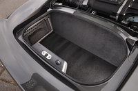 「エキシージSロードスター」のトランクルーム。ルーフをオープンにした場合、ソフトトップはここに収納する。
    