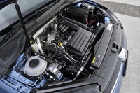 1.4リッターエンジンは、従来のツインチャージャーからシングルターボに改められた。JC08モード燃費は19.5km/リッター。