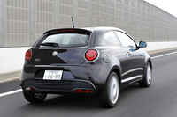 サスペンション形式は、フロントがマクファーソン・ストラット、リアがトーションビームだから、欧州小型ハッチの定番。けれども、そのセッティングは絶妙で、市街地、高速、ワインディングロードなど、さまざまな場面で納得のいく走りを披露する。