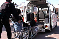 
	車両後部から伸びたスロープを伝って、車いすごと車内に乗車。ただし介助するひとが車いすを押したり支えたりしなければならない。
	 