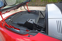 ここにソフトトップが収まる。リアコンパートメントの容量は160リッター。