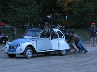 結局始動できず押し掛けしてもらう。このクルマもFBMの常連。