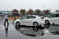 歩行者検知機能を備えた「セーフティセンスP」のプリクラッシュブレーキ。車速が30km/h以下の場合は衝突前の停車が可能だが、トヨタでは利用者の過信を避けるため「停車する」という表現を避けている。
    