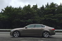 スポーティーさとラグジュアリーさがトレードオフになっていないのが「XF」の素晴らしいところ。ハンドリングと乗り心地、室内の高い居住性と流麗なスタイリングが絶妙なバランスを保っている。