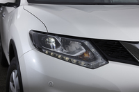 ハイブリッド車には、ガソリン車ではオプション扱いのLEDヘッドランプが装備される。
    