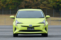 新型「プリウス」のフロントフェイス。そのデザインは、遊び心と美しさを兼ね備えるとアピールされる。