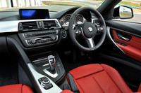 「Mスポーツ」仕様には、シフトパドル付きの専用ステアリングホイールやアルミのインテリアトリムが標準で装備される。