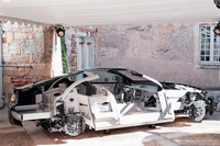 ベースとなったDB9同様、押し出し材やキャスト・アルミを接着して構成したVHプラットフォームを採用する。ブレーキはカーボン・セラミック・ディスクを備えるブレンボ製、アダプティブ・ダンピングシステム（ADS）はビルシュタイン製だ。
