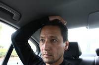 身長176cmの筆者が後席に腰掛けてみると、ヘッドクリアランスはこんな感じ。