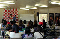 近藤講師による講義。的確なシートポジションを見つけること、シートベルトをしっかりしめること、車間距離を保つこと、ルームミラーをこまめに確認すること、など、運転の基本を改めて説いた。