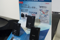 ETC2.0車載器の新製品「DIU-A010」（中央）。カーナビやスマホを介さずにETC2.0のサービスを利用できるのが特徴。