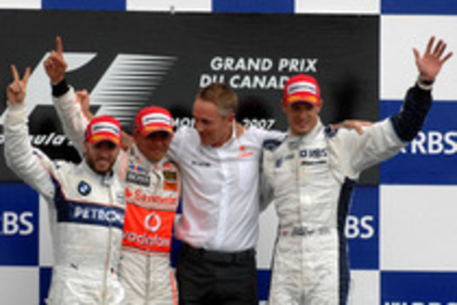 フレッシュな顔ぶれのポディウム。GP6戦目に見事初優勝を飾ったルイス・ハミルトン（左から2番目）、2位ニック・ハイドフェルド（一番左）、そしてGP歴10年目のアレキサンダー・ブルツ（一番右）が予選20位から3位に入った。（写真＝BMW）

