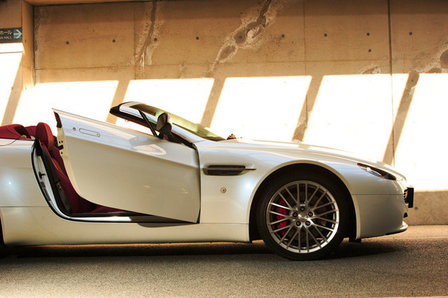 アストン・マーティン V8ヴァンテージ ロードスター（FR/6AT