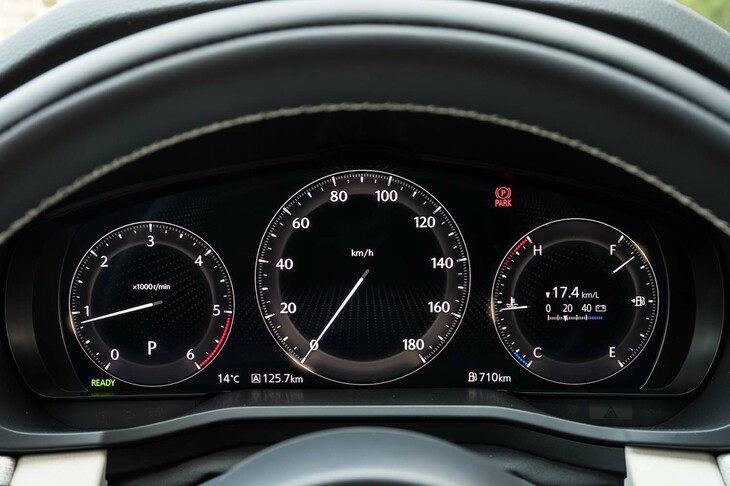 12.3インチのフル液晶メーターは、「25S」「XD」のエントリーグレードを除き、全車に標準で装備。ドライブモードに応じて表示の色が切り替わる。