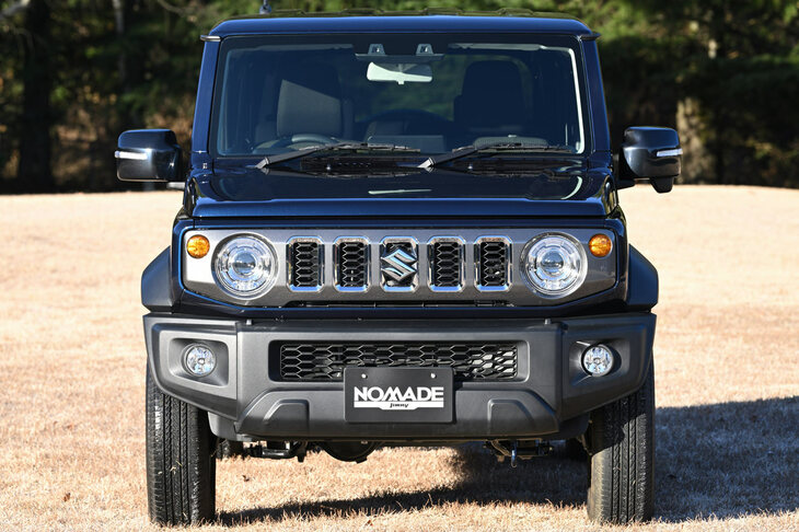 外観における特徴といえば、やはりこのフロントグリル。そのキラキラぶりに、先代「ジムニー」の特別仕様車「ワイルドウィンド」「ランドベンチャー」を、ふと思い出してしまった。