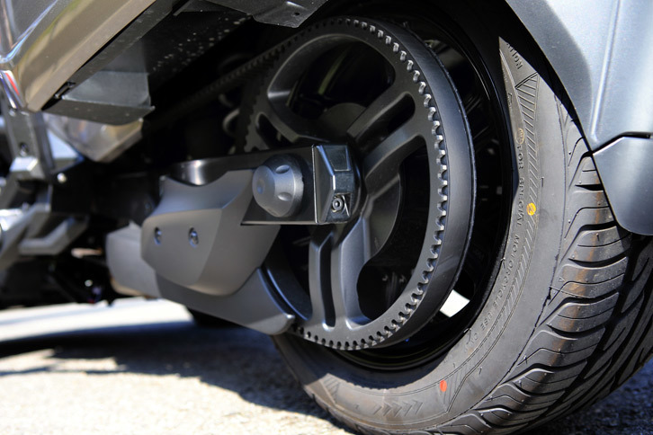 リアサスペンションにはエアプリロード調整機能が備わっており、乗車人数や積載重量を問わず、快適な乗り心地をかなえることができる。