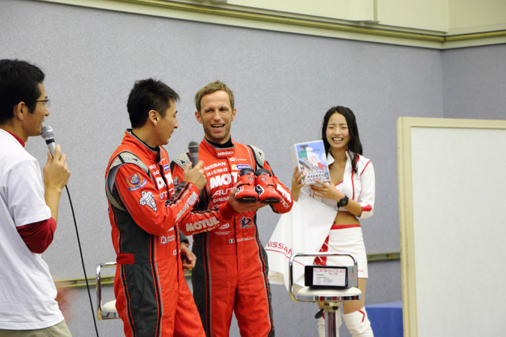 チャリティーオークションでは、ロニー選手が今シーズンのSUPER GTで使用したドライビンググローブとドライビングシューズを出品。「匂いはしないよ」などとジョークを飛ばしながら、会場を盛り上げた。