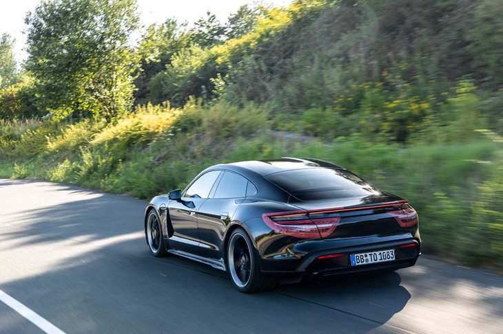 「タイカン」のボディーサイズは全長×全幅×全高＝4963×1966×1378mmで、ホイールベースは2900ｍｍ。