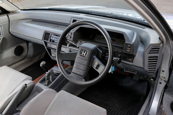 2代目「プレリュード」のインストゥルメントパネル。運転席に座ると、開放感……というか、腰から上がすべてさらされているような開けっ広げな乗車感覚が、いかにも1980年～1990年代前半のホンダ車らしい。