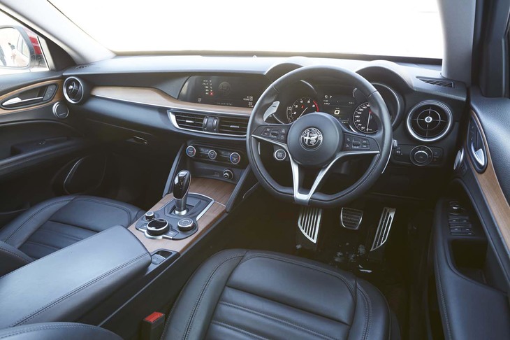 天然のウッドやレザー、アルミニウムなどで仕立てられたインテリア。素材へのこだわりは、「ステルヴィオ」のセリングポイントのひとつ。