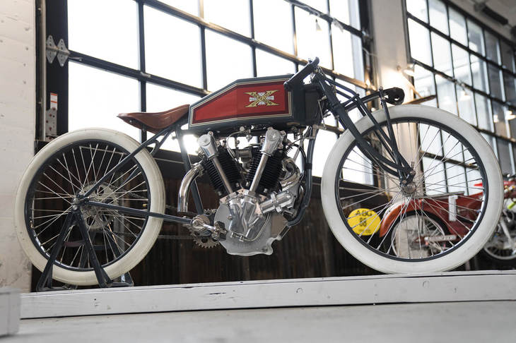 工業系大学の教授であるオーナーが、エンジンからフレーム、外装類にいたるまで、すべて自作したマシン。オーナーは自転車業界でも有名なフレームビルダーで、その手法を応用してこの車両をつくったという。