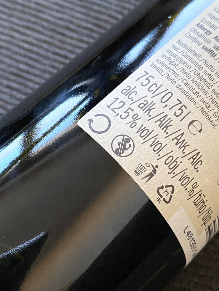 イタリアにおけるワインのラベルにはリサイクル方法などとともに、妊娠中の飲酒禁止マークが。